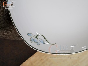 Đĩa ảo men trắng vẽ hoa Sen xanh, 22cm