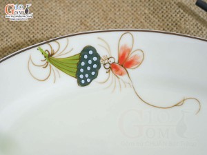 Đĩa bầu dục men kem vẽ Chuồn Sen 30x20cm