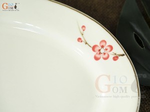 Đĩa bầu dục men kem vẽ hoa đào đỏ, 25x17cm