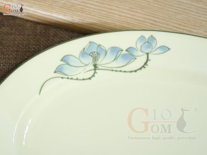 Đĩa bầu dục men kem vẽ hoa Sen xanh, 25x17cm