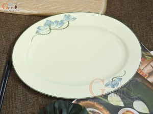 Đĩa bầu dục men kem vẽ hoa Sen xanh, 25x17cm
