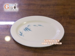 Đĩa bầu dục men kem vẽ lá Trúc xanh 22cm