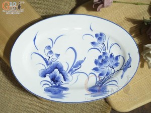 Đĩa bầu dục men trắng vẽ hoa sen tràm, 25x17cm