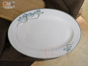 Đĩa bầu dục men trắng vẽ hoa Sen xanh, 31x22cm