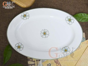 Đĩa bầu dục men trắng vẽ ngàn hoa, 31x22cm