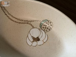 Đĩa bầu dục sâu lòng men kem tấm vẽ Bạch Liên, 25x15cm