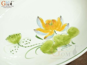 Đĩa bầu dục sâu lòng men kem vẽ hoa Sen vàng, 24x16cm