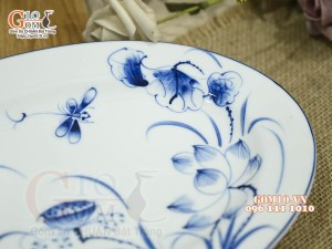 Đĩa bầu dục trơn men trắng vẽ hoa sen tràm cổ, 28x20cm