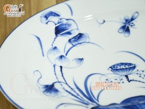 Đĩa bầu dục trơn men trắng vẽ hoa sen tràm cổ, 28x20cm