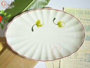 Đĩa bầu dục vân men kem vẽ Bồ Công Anh, kích thước 27x17cm
