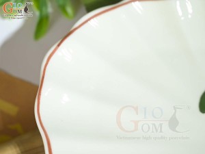 Đĩa bầu dục vân men kem vẽ Bồ Công Anh, kích thước 27x17cm