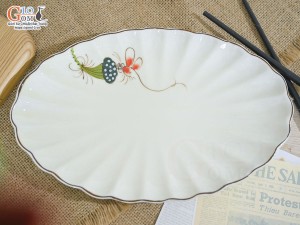 Đĩa bầu dục vân men kem vẽ Chuồn Sen 31x21cm