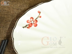 Đĩa bầu dục vân men kem vẽ hoa Đào đỏ, 27x18cm