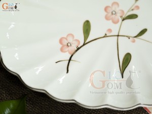 Đĩa bầu dục vân men kem vẽ hoa Đào hồng, 27x18cm