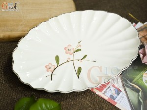 Đĩa bầu dục vân men kem vẽ hoa Đào hồng, 27x18cm
