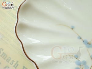 Đĩa bầu dục vân men kem vẽ hoa Đào xanh, 31x21cm