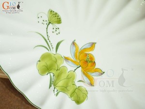 Đĩa bầu dục vân men kem vẽ hoa Sen vàng, 27x18cm