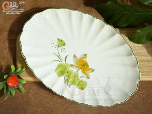 Đĩa bầu dục vân men kem vẽ hoa Sen vàng, 27x18cm