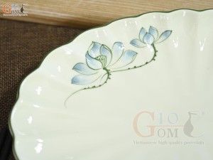 Đĩa bầu dục vân men kem vẽ hoa Sen xanh, 30x20cm