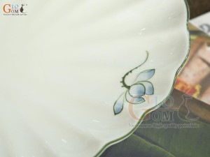 Đĩa bầu dục vân men kem vẽ hoa Sen xanh, 30x20cm