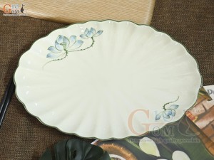 Đĩa bầu dục vân men kem vẽ hoa Sen xanh, 27x18cm
