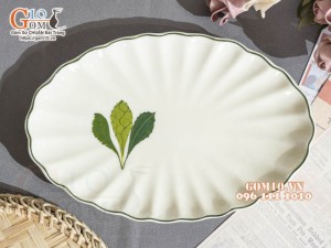 Đĩa bầu dục vân men kem vẽ lá Ngò gai, 27x18cm