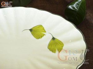 Đĩa bầu dục vân men kem vẽ lá Như Ý 31x21cm