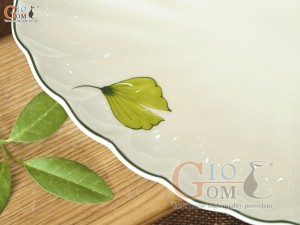 Đĩa bầu dục vân men kem vẽ lá Như Ý 31x21cm