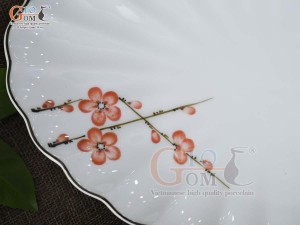 Đĩa bầu dục vân men trắng vẽ hoa Đào đỏ, 30x20cm