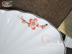 Đĩa bầu dục vân men trắng vẽ hoa Đào đỏ, 30x20cm