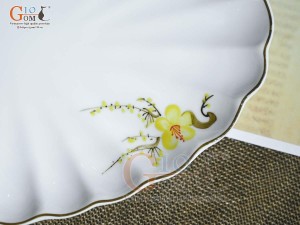 Đĩa bầu dục vân men trắng vẽ hoa Mai vàng, 27x18cm