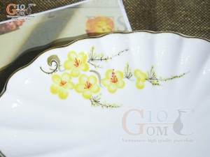 Đĩa bầu dục vân men trắng vẽ hoa Mai vàng, 27x18cm
