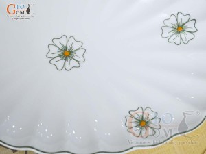 Đĩa bầu dục vân men trắng vẽ ngàn hoa, 27x18cm