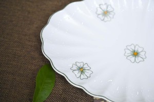 Đĩa bầu dục vân men trắng vẽ ngàn hoa, 27x18cm