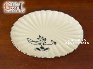 Đĩa bầu dục vân men kem vẽ hoa Sen đen, 31x21cm