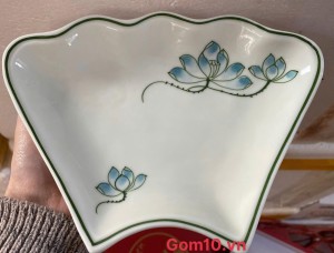 Đĩa cánh hoa mặt trời men kem vẽ hoa sen xanh, cỡ bộ 45cm