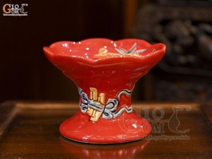 Đĩa cau chân cao men màu đắp nổi đào nền đỏ, 10cm