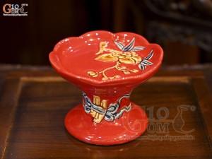 Đĩa cau chân cao men màu đắp nổi đào nền đỏ, 10cm