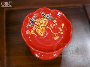 Đĩa cau chân cao men màu đắp nổi đào nền đỏ, 10cm