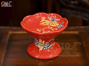 Đĩa cau chân cao men màu đắp nổi đào nền đỏ, 10cm
