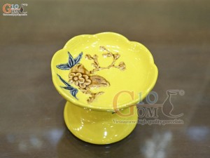 Đĩa cau chân cao men màu đắp nổi đào nền vàng, 10cm