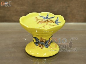 Đĩa cau chân cao men màu đắp nổi đào nền vàng, 10cm