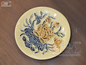 Đĩa cau men hoàng tộc đắp nổi Sen Cát Tường, đường kính 15cm