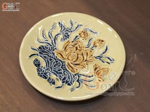 Đĩa cau men hoàng tộc đắp nổi Sen Cát Tường, đường kính 15cm