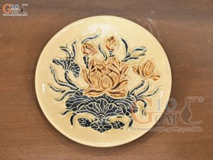 Đĩa cau men hoàng tộc đắp nổi Sen Cát Tường, đường kính 15cm