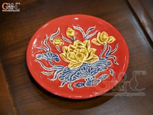 Đĩa cau men màu đắp nổi Sen Cát Tường nền đỏ, đường kính 15cm