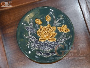 Đĩa cau men màu đắp nổi Sen Cát Tường nền xanh lục bảo, đường kính 15cm