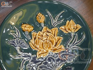 Đĩa cau men màu đắp nổi Sen Cát Tường nền xanh lục bảo, đường kính 15cm