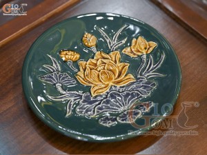 Đĩa cau men màu đắp nổi Sen Cát Tường nền xanh lục bảo, đường kính 15cm