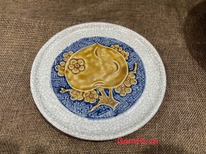 Đĩa cau men rạn đắp nổi đào, đường kính 17cm